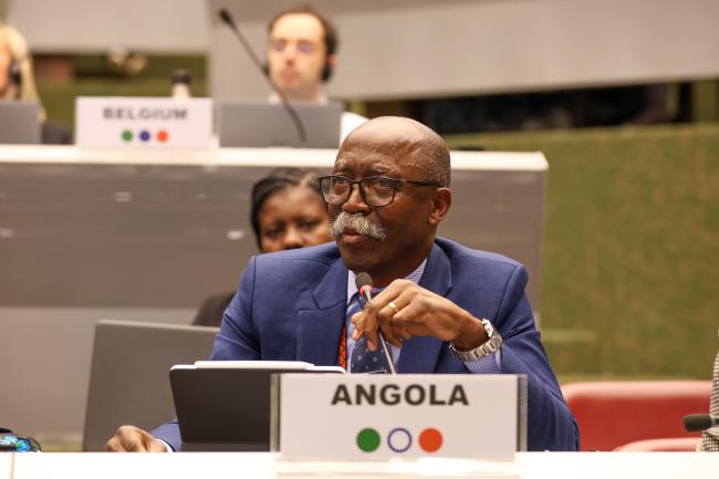 Santos Virgílio, Angola