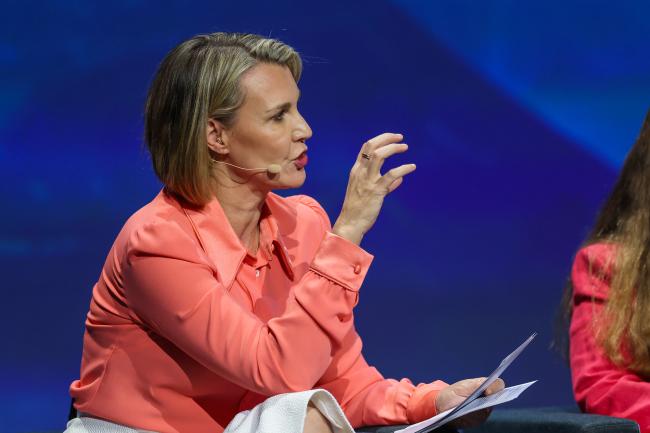Robyn Curnow, Moderator 