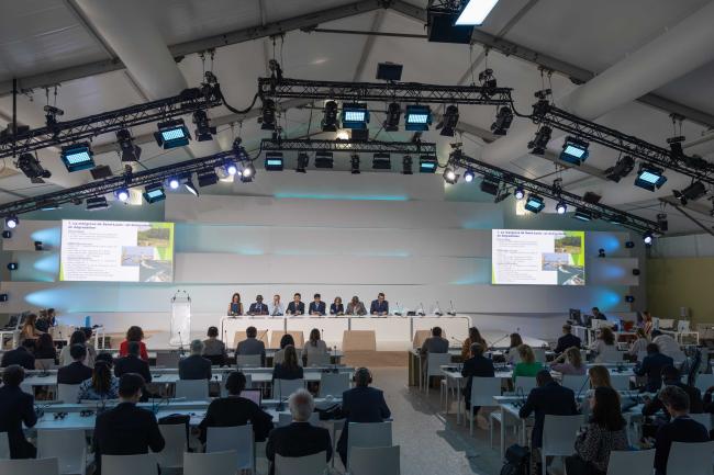 Participants gather for Thematic Session 1 "Putting Science at the Heart of Coastal Cities and Regions' Adaptation"