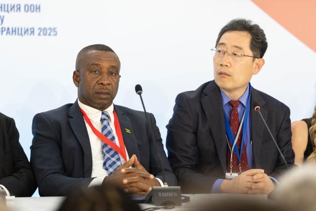 Andrew Swaby, Mayor of Kingston, Jamaica, and Fangli Qiao, Deputy Director General, First Institute of Oceanography (FIO) 