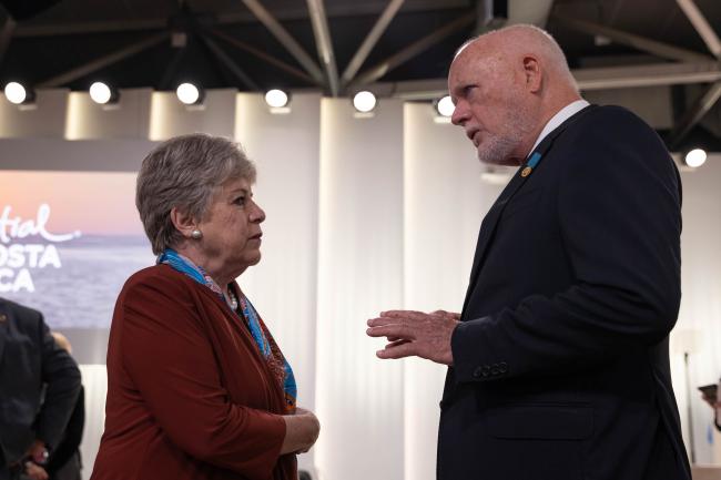 Alicia Bárcena, Minister of Environment and Natural Resources, Mexico, speaks with Peter Thomson, UN Secretary-General's Special Envoy for the Ocean 
