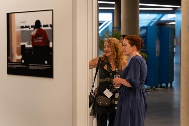 Kiara Worth, UNFCCC and ENB photographer, gives Katja Dörner, Mayor of Bonn, a tour of the exhibition