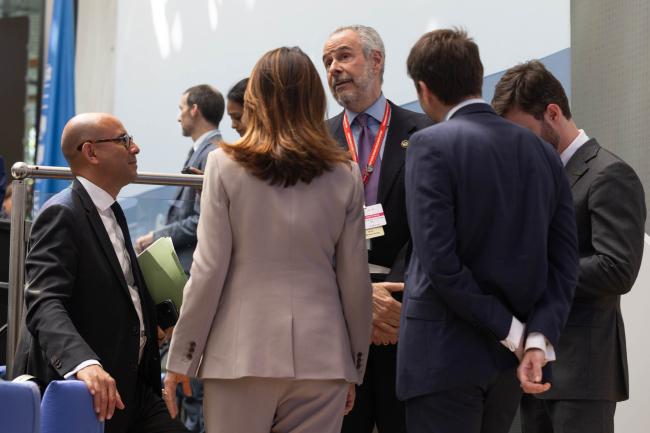 Simon Stiell, UNFCCC Executive Secretary, consults with the incoming COP 30 presidency team