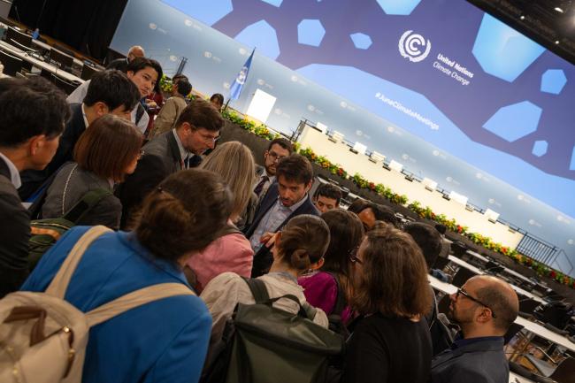 Delegates huddle informally 