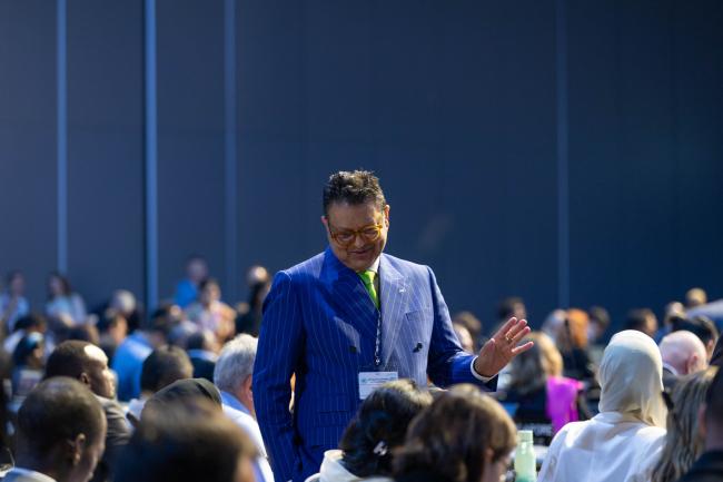 Zaheer Fakir, UAE, speaks with delegates