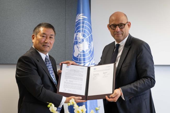 Simon Stiell, UNFCCC Executive Secretary, signs an MoU with Pema Gyamtsho, International Centre for Integrated Mountain Development (ICIMOD)