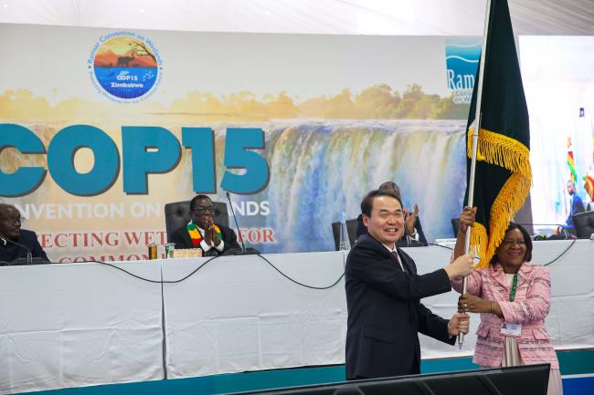 Yan Zheng, Deputy Director, National Forestry and Grassland Administration, China, and Evelyn Evelyn Ndlovu, Minister of Environment, Water and Climate, Zimbabwe and upcoming COP15 President during the flag handover ceremony 