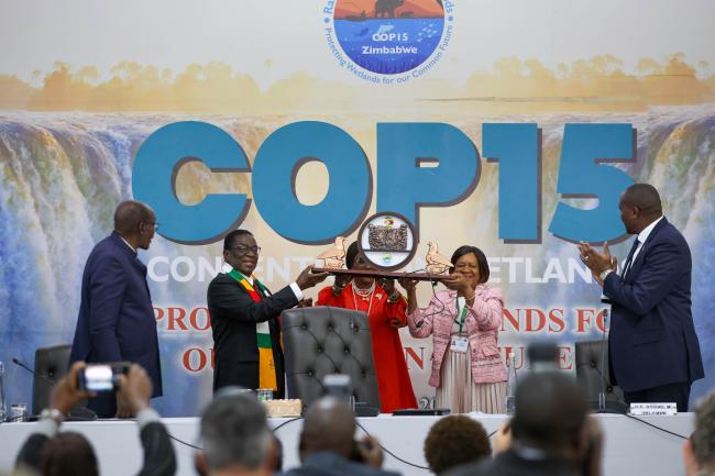 Emmerson Mnangagwa, President of Zimbabwe, was gifted a present by Musonda Mumba, Secretary General, Convention on Wetlands 