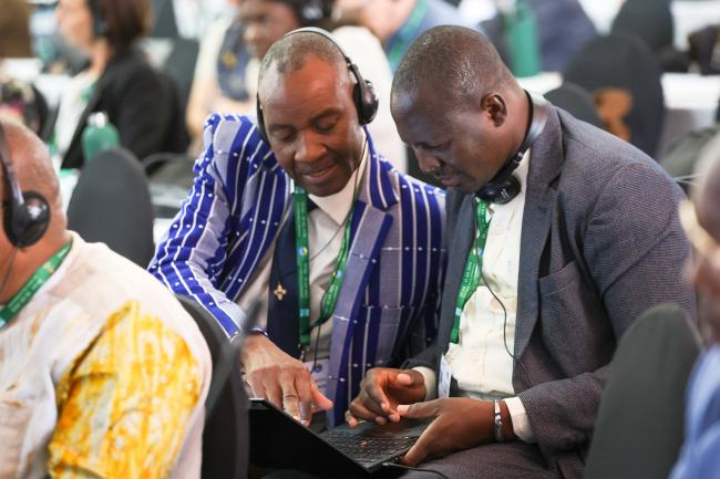 Delegates consult 