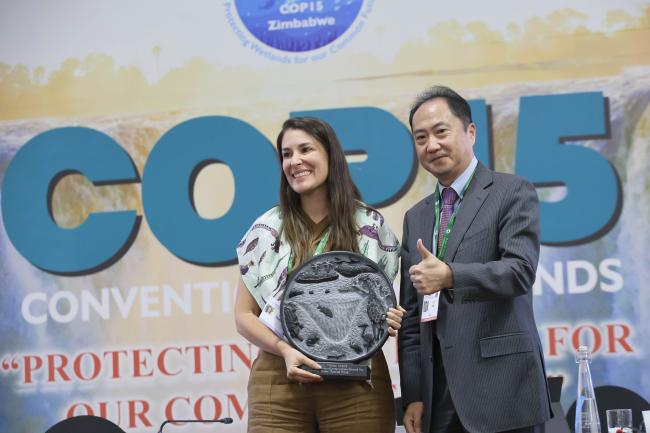 Laura Gonzalez, Panama, and Xia Jun, Chair, COP14 Standing Committee 
