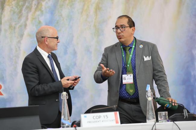 Jay Aldous, Deputy Secretary General, Convention on Wetlands, consults with Jorge Elías Jaén Bonilla, COP15 Vice-President, Panama 