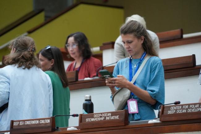 Observer writing on the phone before the session starts