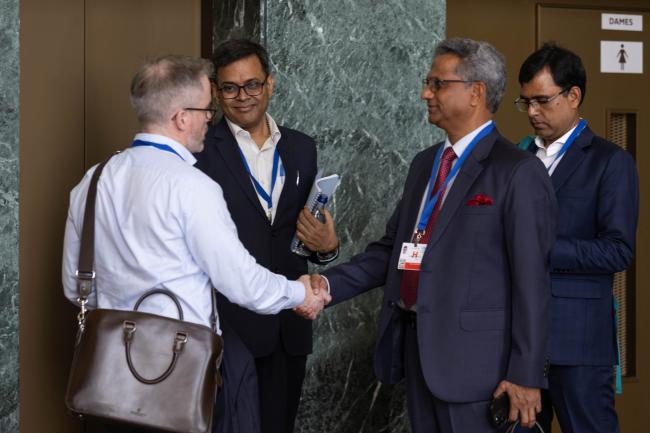 Delegates from Norway and India meet informally