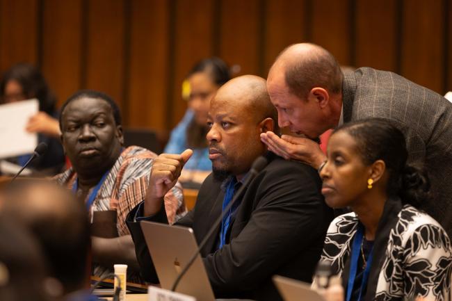 Delegates speak informally during the contact groups