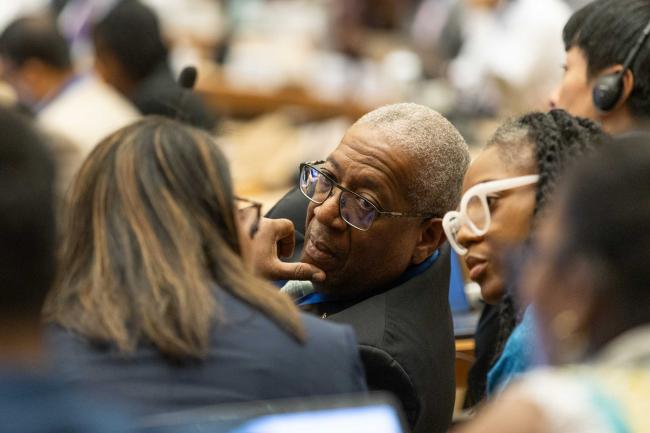 Delegates consult informally during the contact groups