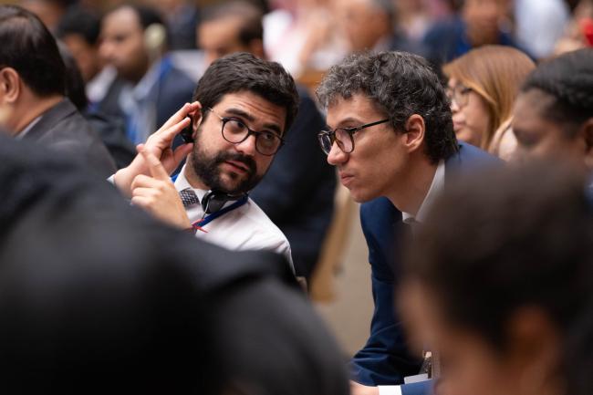 Delegates consult during the contact groups