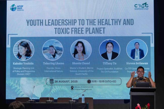 Steven Setiawan, CYMG, facilitates a thematic dialogue focused on youth leadership for a healthy and toxic-free planet