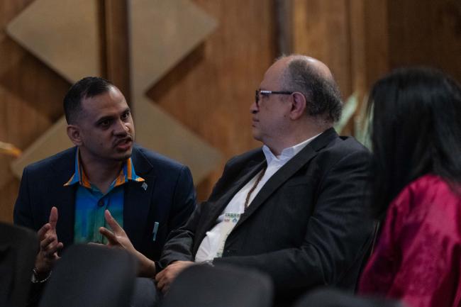 Sivendra Michael, Permanent Secretary, Ministry of Environment and Climate Change, Fiji, speaks with Youssef Nassef, UN Framework Convention on Climate Change (UNFCCC)