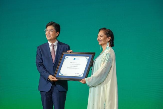Gaoyuan Yao, Mayor of Hangzhou, Zheijang Province and Lidia Arthur Brito, Assistant Director-General for Natural Sciences, UNESCO