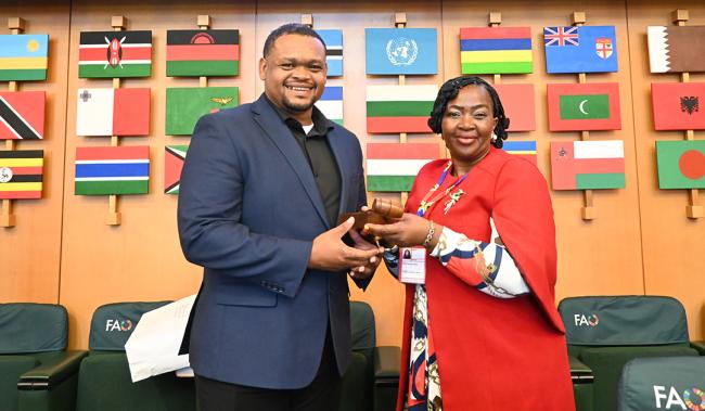Chair Gwayi hands the gavel to incoming Chair Stephen Sangster, Belize - CRIC21 - 26Sep2025