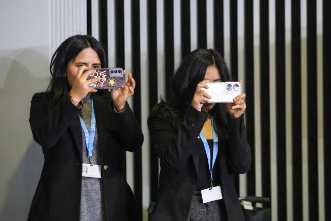 Participants take pictures 
