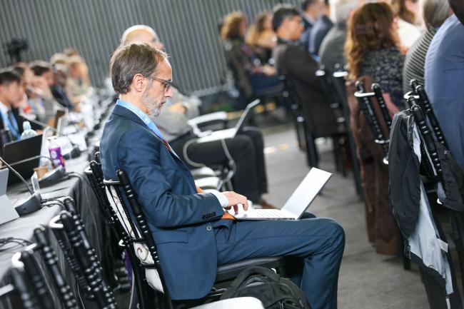 Delegate takes notes 