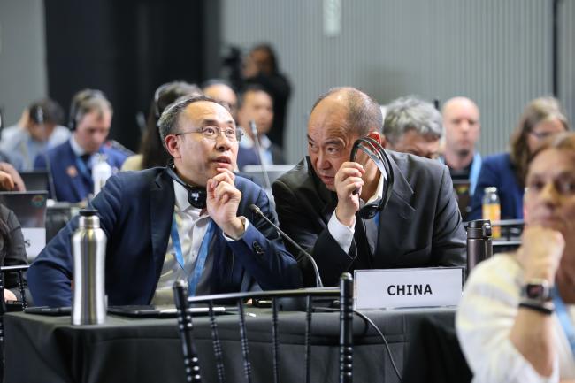 Delegates from China consult. 