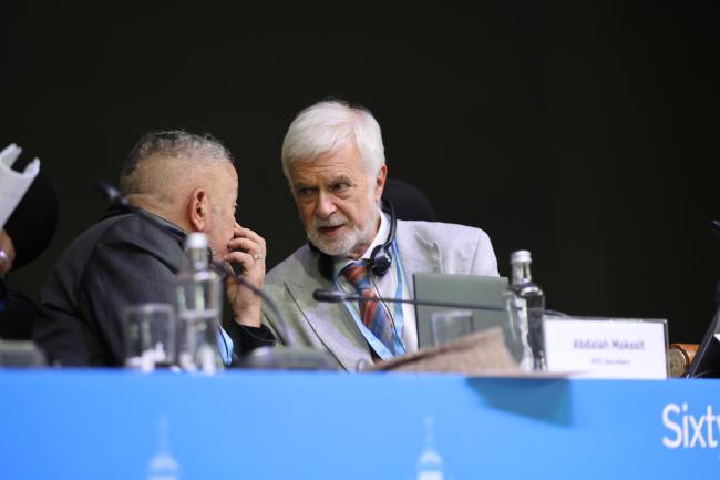 IPCC Chair Jim Skea consults with IPCC Secretary Abdalah Mokssit 