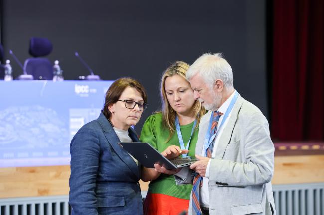 IPCC Chair Jim Skea consults with members of the Secretariat 