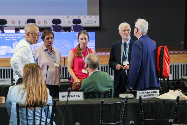 IPCC Chair Jim Skea consults with the WG Co-Chairs