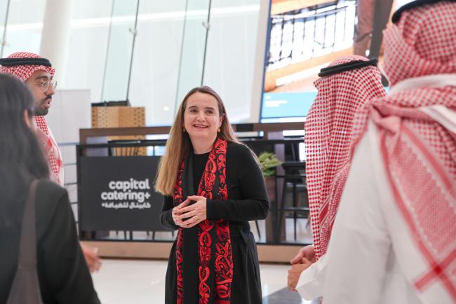 Grethel Aguilar, Director General, IUCN, in discussions with participants in the corridors 