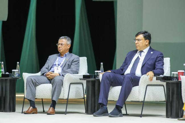 Soo Khiang Bey, Vice-Chairman, Royal Golden Eagle Group, and Aziz Abduhakimov, Minister of Ecology, Environmental Protection and Climate Change, Uzbekistan