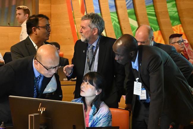 POPRC members consulting with the Secretariat during the contact group on PBDD-Fs and PBCDD-Fs -POPCR21-3Oct