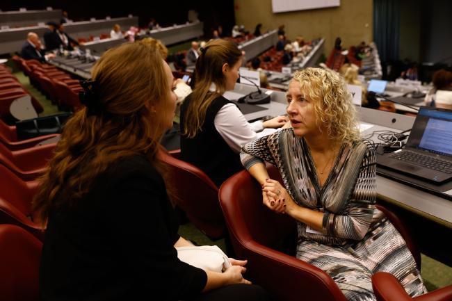 DelegatesDiscuss3_MinamataCOP6_07Nov25_photo.jpg