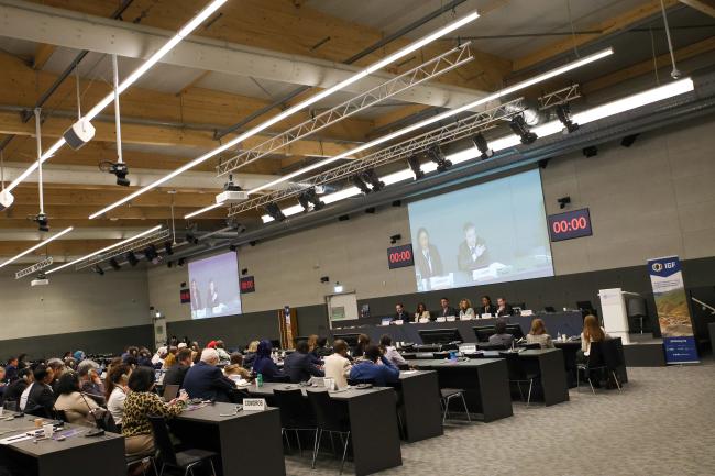 View of the room during the closing session