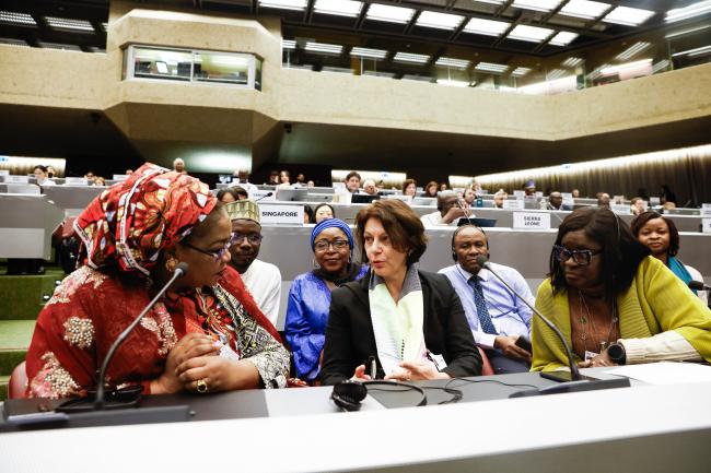 Rodica Ella Ivan, UNIDO, in discussion with the delegation from Nigeria_MinamataCOP6_04Nov25_photo.jpg