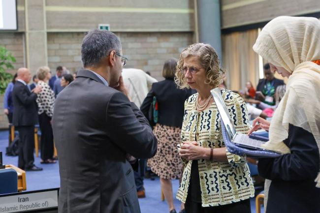 Inger Andersen, Executive Director, UNEP, discusses with Ali Gholampour, Iran 
