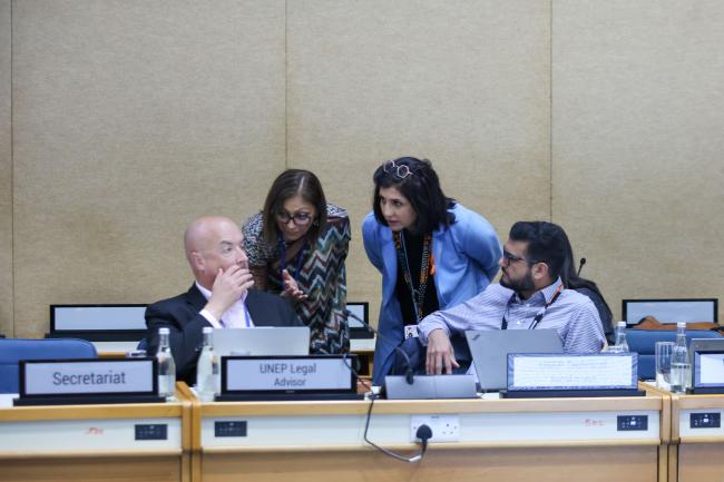 Members of secretariat consult.