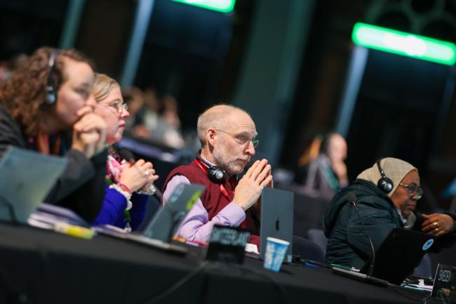 Delegates follow the discussions. 