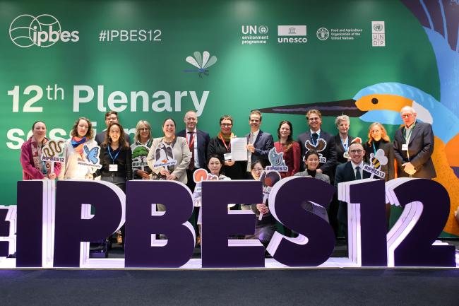 Delegates from Australia, Canada, Iceland, Israel, Japan, New Zealand, Norway, Switzerland, and the United Kingdom hold a letter to Douglas Beard, US, thanking him for his many years of dedication to IPBES.