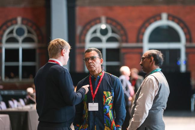 IPBES Chair David Obura discusses with delegates. 