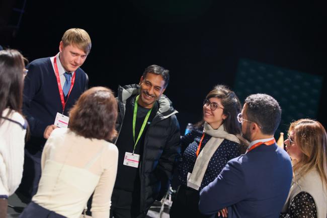 Delegates consult at the end of the afternoon session of Working Group 1. 