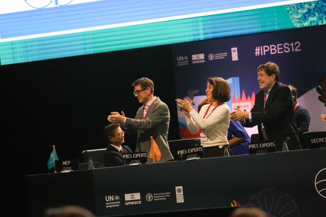 Co-Chairs of the Business and Biodiversity Assessment applaud following the approval of the Summary for Policymakers. 