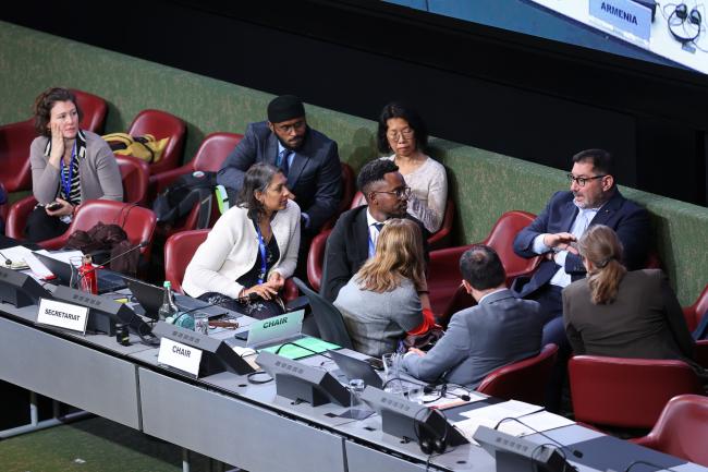   ISP-CWP Chair Osvaldo Álvarez Pérez, Chile, consulting with the Secretariat