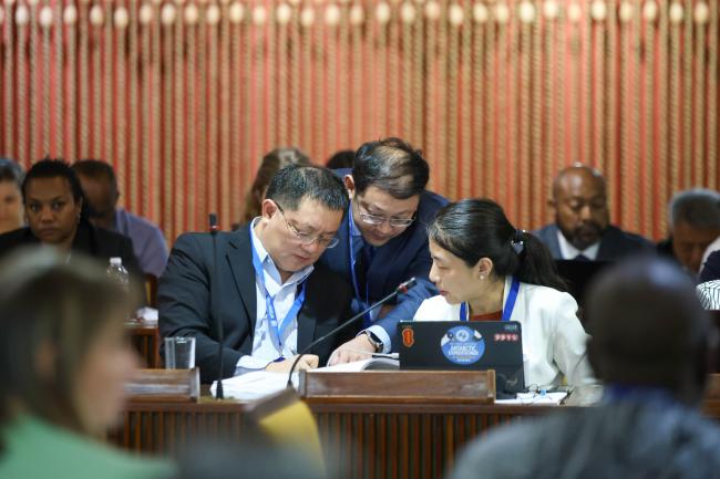 Delegates from China consult. 