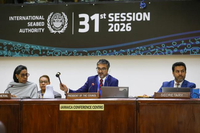ISA-31 Council President Mayank Joshi, India, gavels for the closing of the morning session.