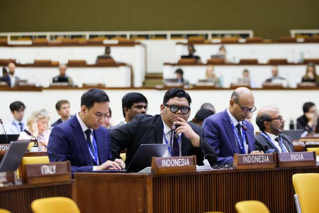 Delegates follow the discussions. 