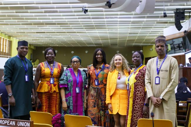Delegates from Nigeria and Noémie Wouters, Secretariat of the Authority 