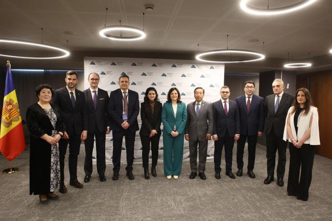 Group photo of speakers before the start of the meeting