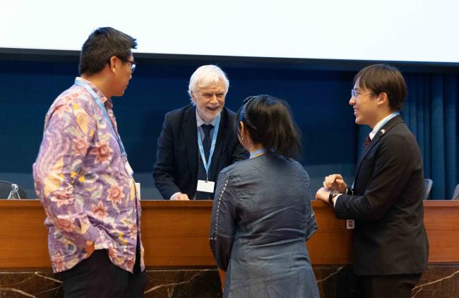 IPCC Chair Jim Skea discusses with delegates
